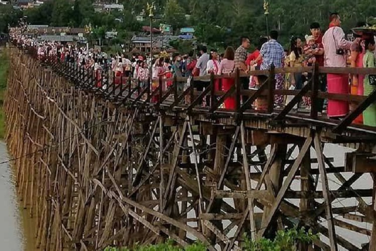 สังขละบุรีคึกคัก สะพานมอญเต็มไปด้วยนักท่องเที่ยว